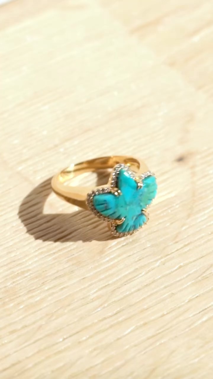 Just add a splash of colour. 

Aigle Collection in 18 carat Gold and Diamonds - Turquoise. #myritazia
.
.
.
.
.
.
#jewelryfashion #jewelryblogger #jewerly #jewels #trendyjewelry #jewelrylovers #handmadejewelry #jewelrylover #jewelrydesigner
